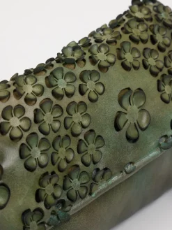 – Clutch aus Kalbleder mit Blumenapplikation-Alchimia