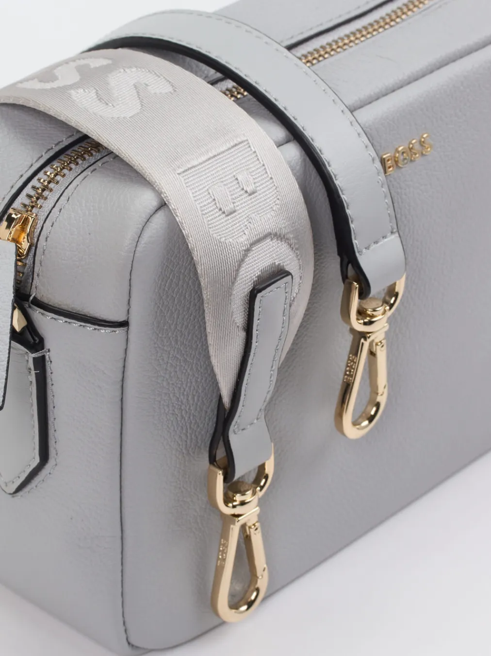 – Crossbody Bag aus Kalbleder in Hell-Boss