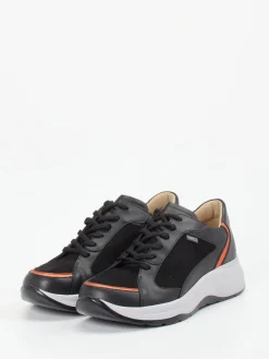 – Sneaker aus Kalbleder mit Nubukdetails-Finn Comfort