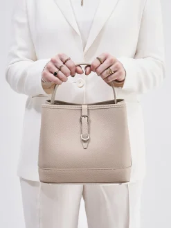 – Bucket Bag aus Kalbleder Beigegrau-Konstantin Starke