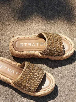 – Plateau-Sandale aus Metallic mit Bastoptik-Strategia Hot