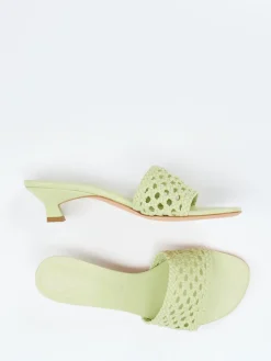 – Pantolette aus Flechtleder in Pastell-Unützer Hot